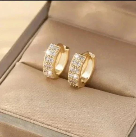 Exquisite Cubic Zirconia Hoop Huggie Earrings 14K Gold Plated Glitter. NWT - Picture 2 of 7